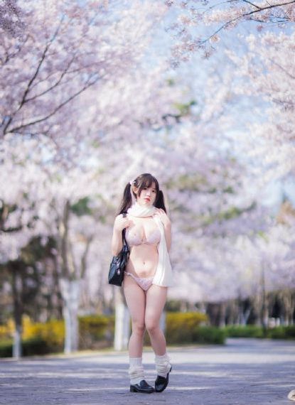 把舌头伸进她腿间花缝电影